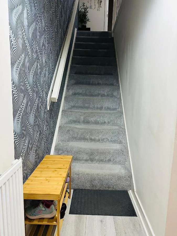 Modern 3 Bed Villa With Free Parking And Garden Close To City Center And Edinburgh Airport