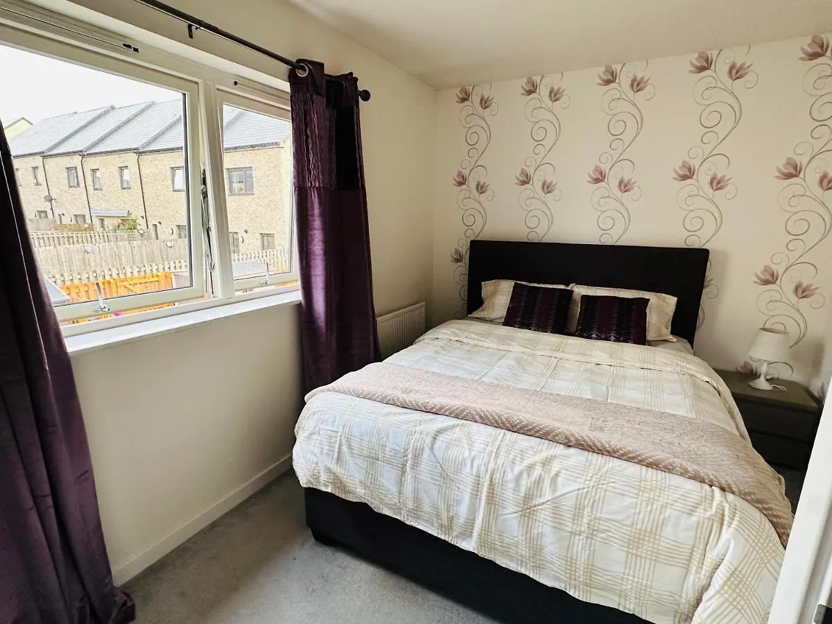 Modern 3 Bed Villa With Free Parking And Garden Close To City Center And Edinburgh Airport