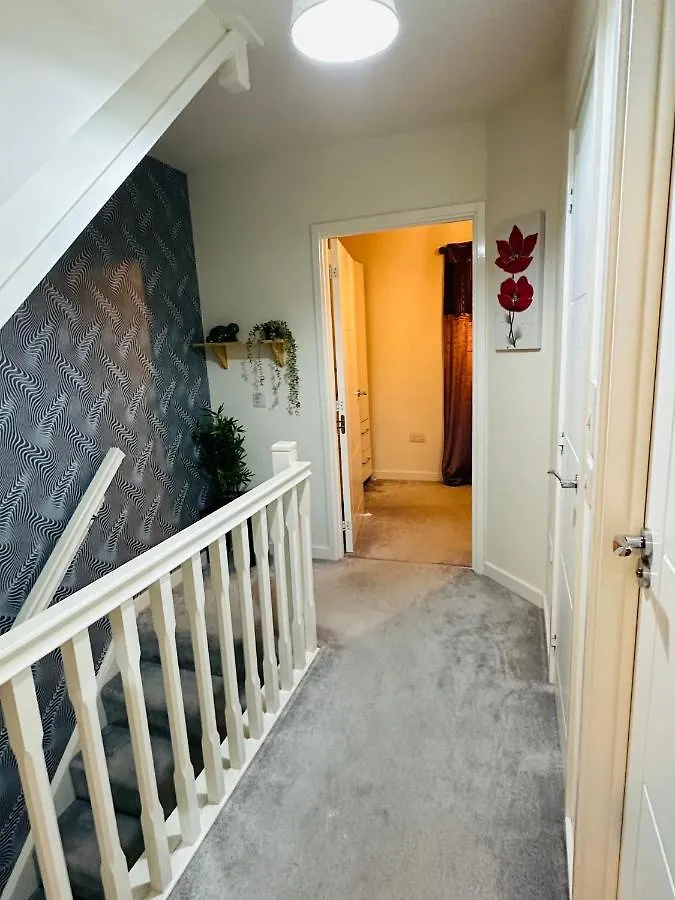 Modern 3 Bed Villa With Free Parking And Garden Close To City Center And Edinburgh Airport