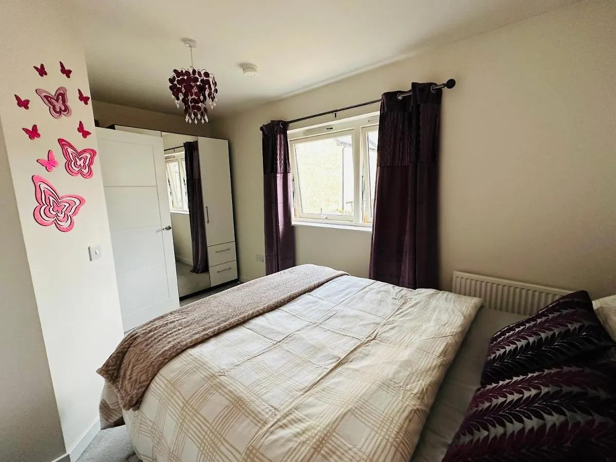 Modern 3 Bed Villa With Free Parking And Garden Close To City Center And Edinburgh Airport 0*,  Storbritannien
