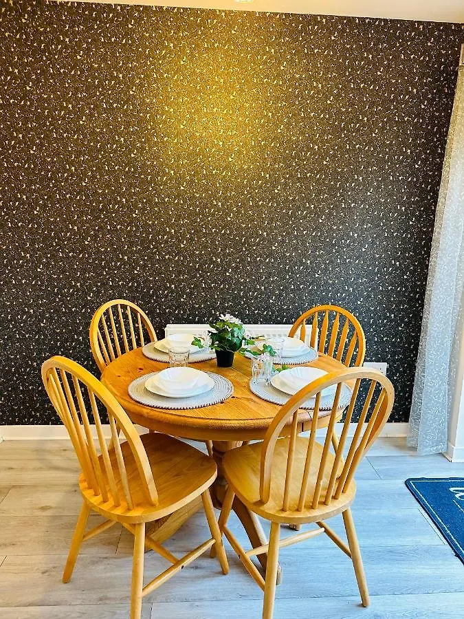 Modern 3 Bed Villa With Free Parking And Garden Close To City Center And Edinburgh Airport